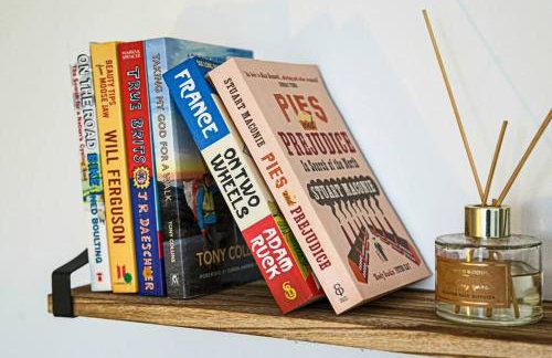 Luxury 5 Bedroom 3 Bathroom House - Smart TVs with Sky and Netflix, Super Fast WiFi, Free Parking by Yoko Property - Foto 35