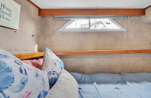 Luxury 2BR Yacht • Marina Views • WiFi - Foto 8