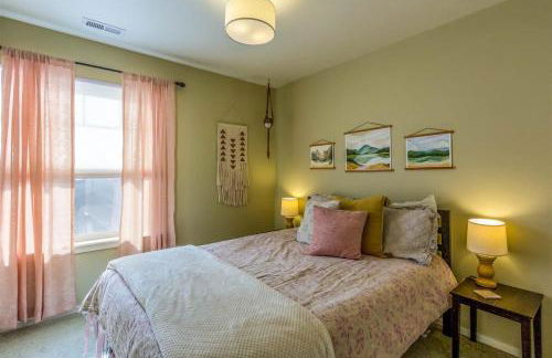 Wildflower Getaway HALF acre yard firepit hot tub bikes Dogs OK - Foto 14