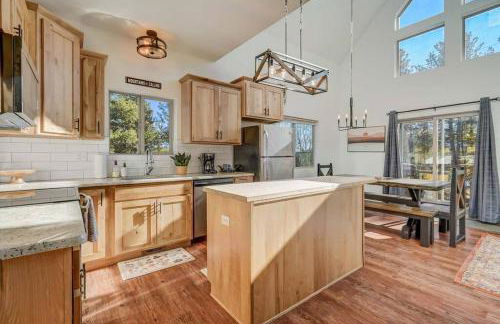 Rustic cabin charm w/ hot tub, arcade basketball - Foto 35