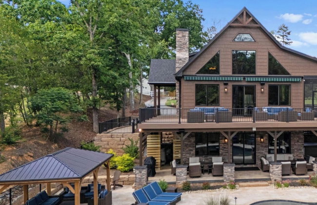 Black Bear Lodge by Avantstay Lakefront, Dock, Pool, Theater Sleeps 20+ - Foto 1