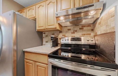 Central Condo 1BR 1BA, Private Patio and Fenced Yard w Parking by Austin Vacay - Foto 16