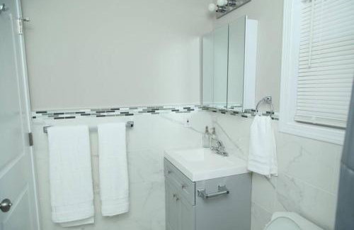 Grace Filled Apartment in Newark - Photo 25