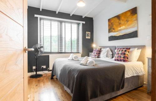 Stunning 6 Bedroom with Swimming Pool & Sauna! - Foto 69