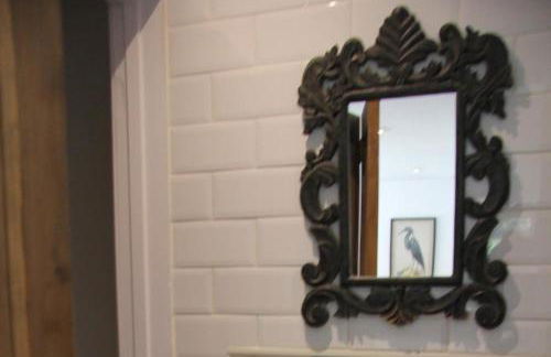 Woodlands Cozy Cottage in Gerrards Cross Sleeps 2 - Photo 11