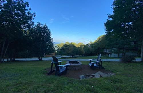 Cabin with amazing long-range mountain views, hot tub, fire pit, EV connection - Foto 13