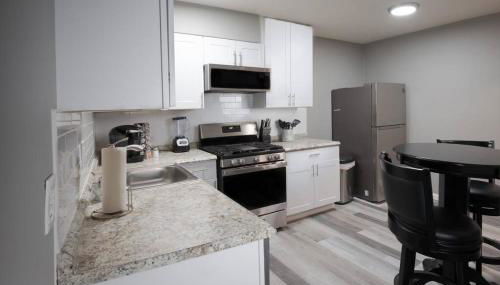 Luxurious 2-Bedroom Abode with Elevated Comforts Near Main Street - Foto 5