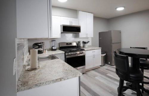 Luxurious 2-Bedroom Abode with Elevated Comforts Near Main Street - Foto 5