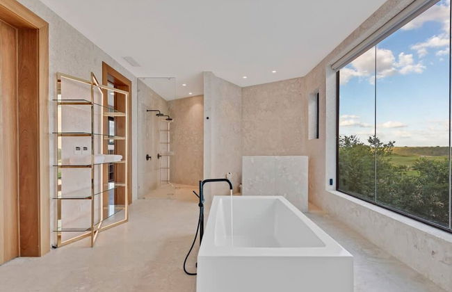 Modern 7BR Villa w Stunning Views of Golf Course - Photo 35