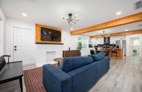 Chic 3BR Bungalow with Screened Porch & Patios - Foto 1