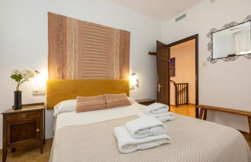 21 Sleeps Private Pool Villa & BBQ Near Barcelona - Foto 36