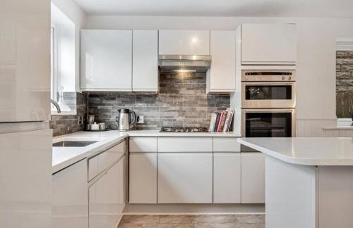 Stylish home close to the Yorkshire Dales & Leeds Airport - Photo 7