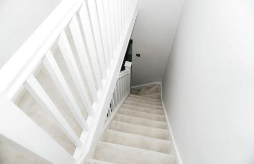 Luxury 3-Bedroom Home , with Free parking - Photo 20