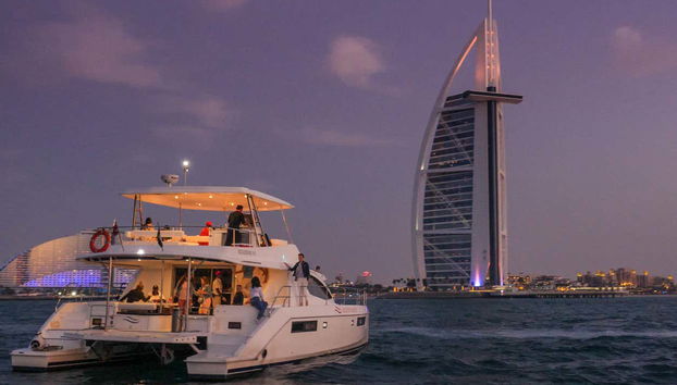 Osservando il Burj Al Arab al tramonto