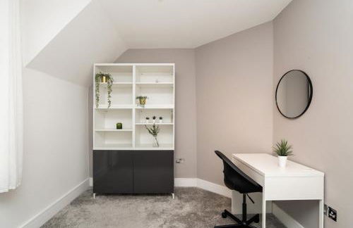 3 Bedroom House-Free Parking-by Holiday Homes - Foto 28