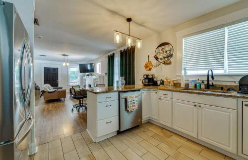 Cozy bungalow with Luxe Yard, Firepit, Pergola Area - Foto 7