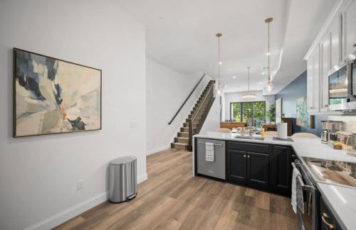 Immaculate Penthouse Double King Suite on Butler St with rooftop deck and free off street parking - Foto 26