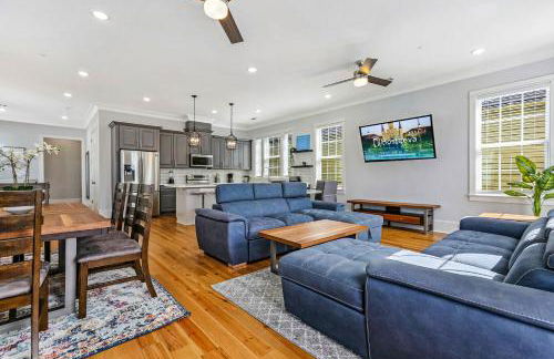 Spacious 5BR Urban Retreat with Balcony & Pool - Foto 12