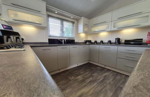 The Blue Lagoon 2 bedroom lodge with hot tub - Foto 26