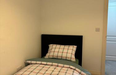 Three-bedroom modern family home by the pond with free parking - Photo 23