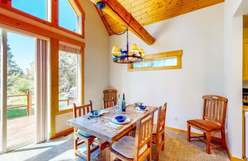 Gateway to Crater Lake! Resort Retreat with Pool - Foto 10