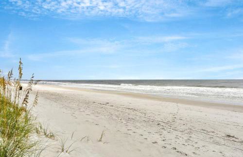 Beach house & backyard oasis with private pool - short walk to beach - Foto 35