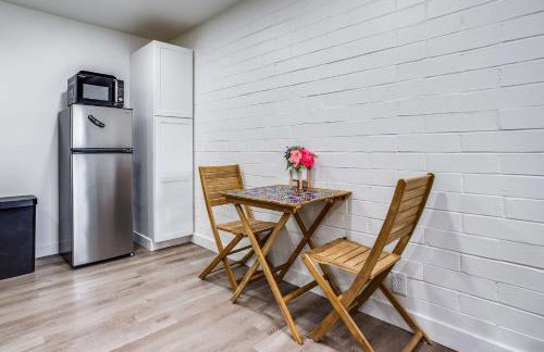 Newly Renovated Bright Studio - Photo 8