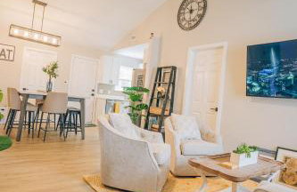 City Retreat - 4 Bedroom Oasis with King & Private Yard near Downtown - Foto 44