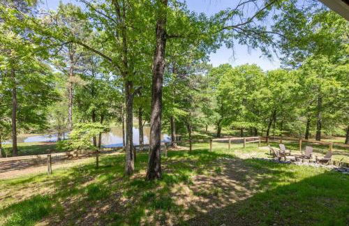 Luxe Hot Springs Cabin w/Pond and Game Room! - Foto 7
