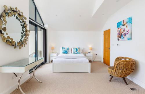 Creek View - A Tranquil Waterside Retreat with a Touch of Luxury and Pontoon - Photo 17