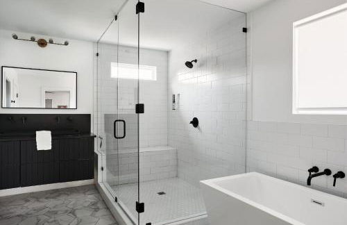 Stylish 3 Bed Retreat, Rooftop, Parking, Sleeps 10, Ensuite Baths, Bunk Room, Gourmet Kitchen, Cozy Living Space, Rooftop Views & Fire Table, Near Downtown, Distilleries & Marathon Village, 24 Hr Hospitality - Foto 27