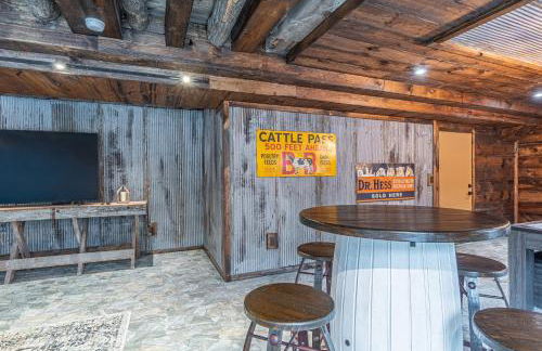 Modern Barn with Hot Tub, Game Room & Sleeps 14 - Foto 6