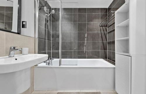 2BR Spacious Flat I King Bed I Desk I Parking X2 - Foto 30