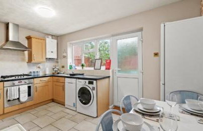 Spacious 3-Bed Home Near M1, Sky TV & Netflix Included 2x Parking Spaces Garden Fast Wifi Contractors Travellers Relocators Leisure Welcome - Foto 14