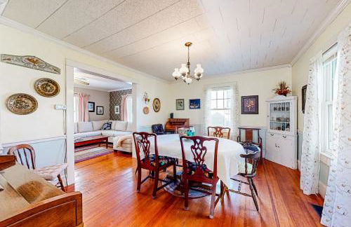 Yard, Porch and Fire Pit! Century-Old Hebron Escape - Foto 9