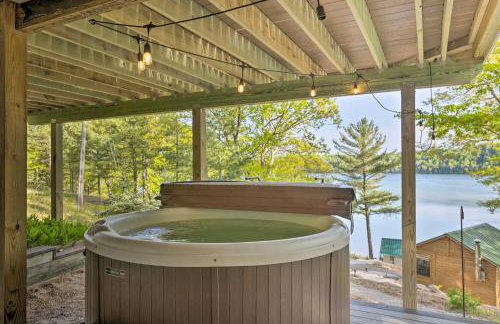 Hot Tub, Sauna, Fireplace, Dock! Lake Honor Cabin - Foto 3