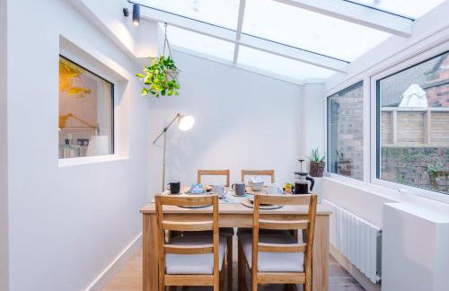 Foden's House by YourStays - 2 Bedroom Cottage in Sandbach with gorgeous dining room extension, High end finish - Foto 21