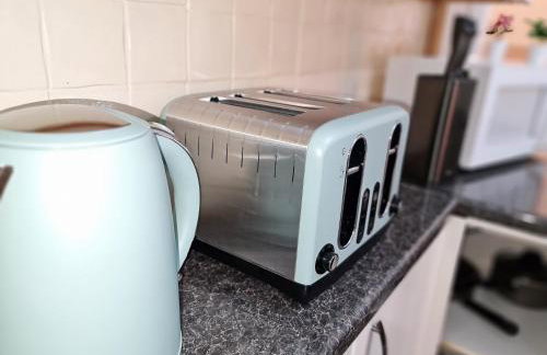 Large 3 Bed Flat, Free Parking-by Holiday Homes - Foto 16