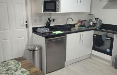 Cosy newly built Self-contained garden flat - Foto 12