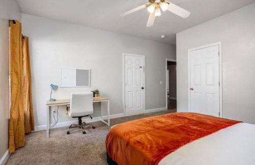 Your UF Getaway: 1 Block from Campus - 4 BD Haven - Foto 3