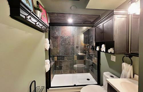 The Banksy-Free Parking -4 bedroom w King bed- Firepit Rooftop near United Center - Foto 36