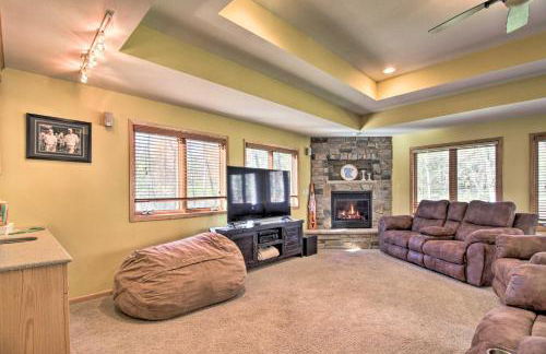 Cabin with Fire Pit and Movie Room, 1 Mi to Lake - Foto 17