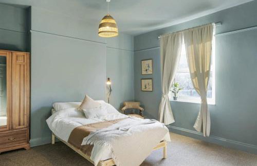 Bright Apartment w Parking & Distant Sea Views - Foto 8