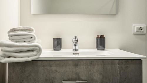 College Suites - Photo 2, towels