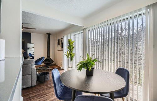 Your Modern King Suite Getaway - Sleeps 4 - Pool, Prkg - Foto 26