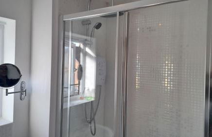 Tropical Sun Homes - Beautiful spacious 3 bed home in a serene environment with free parking for 2 cars - Foto 41