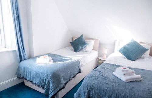 BOHO BEACH HOUSE- SLEEPS 8- 2 MIN DRIVE FROM BOSCOMBE PIER- SUPERFAST WiFi- FLAT SCREEN SMART TV- FREE ON STREET PARKING! - Photo 15