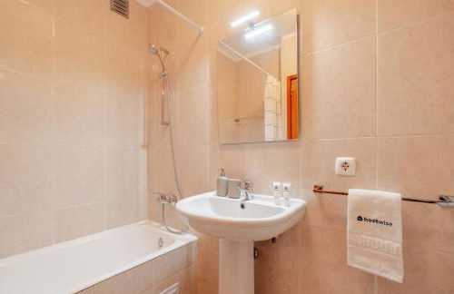 Bright Flat with Balcony & Garage by HostWise - Foto 34