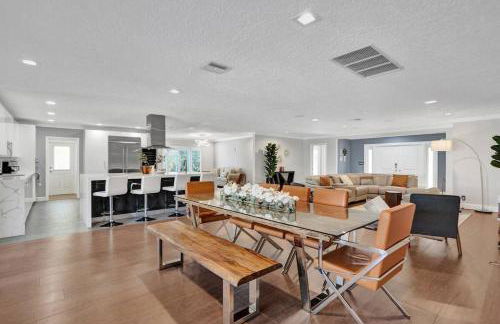 Luxe 4BR Waterfront w Htd Pool 5min to Beach - Foto 57