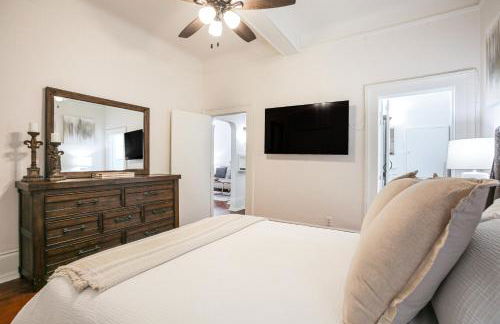 Updated Bourbon Street Condo with Smart TVs! - Foto 15